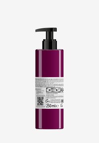 Paarse plastic pompflacon met zwarte plastic dop. Bevat productdetails aan de zijkant en een QR-code. Houdt 250 ml. Het label bevat recyclingiconen.