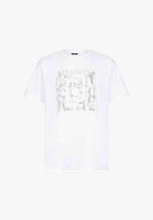 T-shirt blanc à manches courtes avec un graphique abstrait beige clair de lettres et de formes superposées, centré sur le devant.