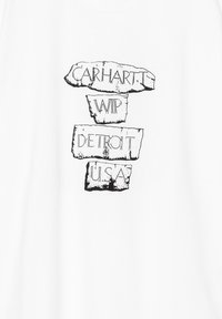 Biała koszulka z czarnym grafikiem przedstawiającym napis "CARHARTT WIP DETROIT U.S.A." w ułożeniu warstwowym, nieregularnym stylu.