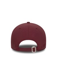 Căciulă de baseball burgundy, confecționată din bumbac, cu un cozoroc curbat, curea ajustabilă și un buton mic în vârf. Textură netedă, detalii minime.