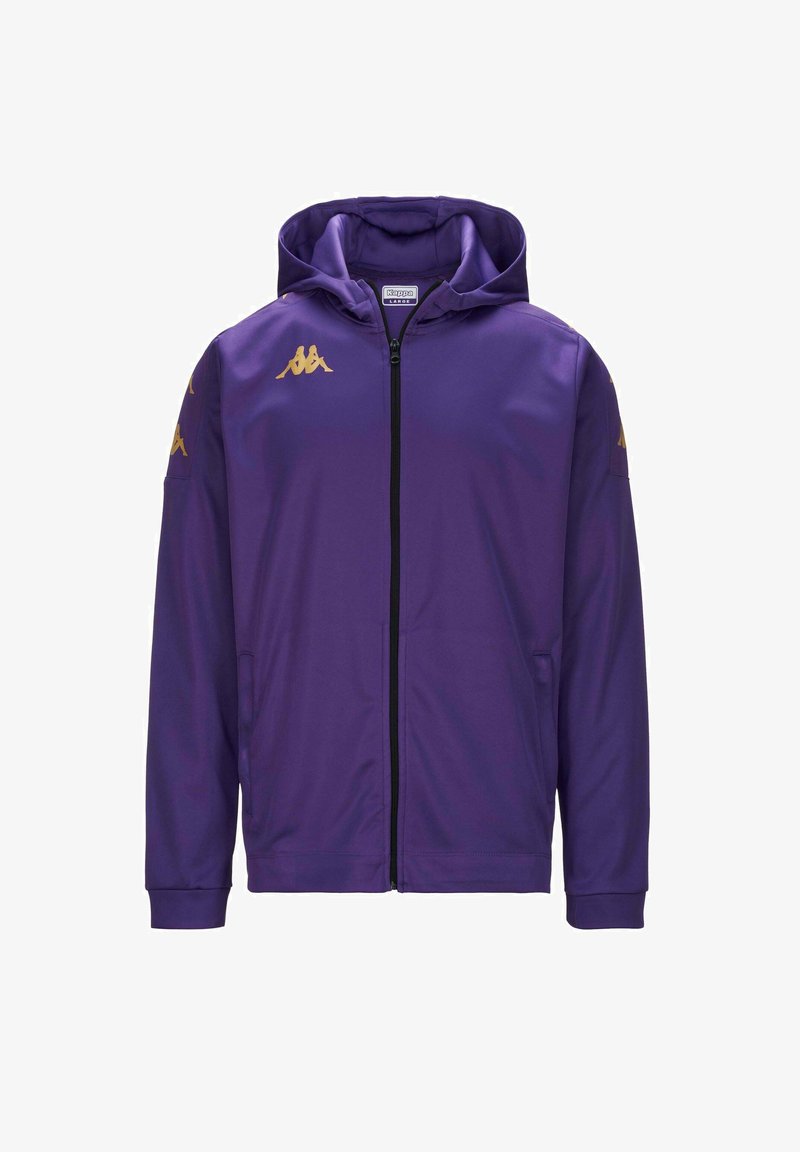 Veste de sport violette avec fermeture éclair sur le devant, capuche, accents dorés et logo Kappa. Présente des manches longues et des poches latérales. Texture de tissu lisse.