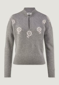 Grau gestrickter Pullover mit einem Viertel-Reißverschluss, gerippten Bündchen und gestickten Blumenmotiven in Hellrosa auf der Brust.