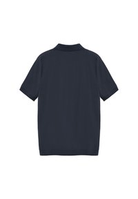 Marinblå polotröja med klassisk krage, korta ärmar och slät bomullstyg. Har en rak nederkant och inga synliga mönster eller logotyper.