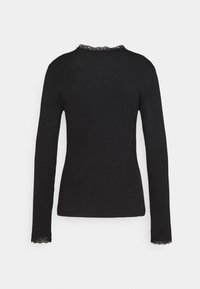 Svart långärmad topp med rund halsringning samt volangkant av spets, figurnära design och slät textur. Enkel och minimalistisk stil.