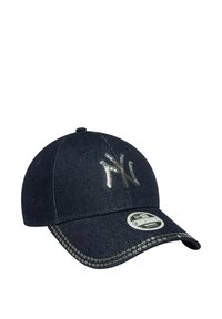 Cappellino da baseball in denim blu scuro con logo NYC in paillettes argento, corona arrotondata e cuciture decorate sulla visiera.