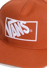 Oranssi puuvillalippis, jossa on rakenteellinen muotoilu ja suuren valkoisen brodeeratun "VANS"-logon ympärillä on suorakaiteen muotoinen raja.