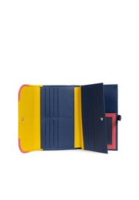Leren portemonnee met meerdere kaartsleuven; voorzien van blauwe, gele en roze panelen; slank design en drukknoopsluiting.