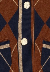 Strickjacke mit einem Rautenmuster in Braun und Navy, metallischen Goldakzenten, strukturiertem Stoff und runden goldenen Knöpfen.