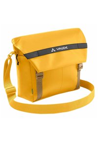 Borsa a tracolla gialla realizzata in materiale impermeabile, presenta un top pieghevole, una banda con logo nera e una tracolla regolabile con finitura testurizzata.