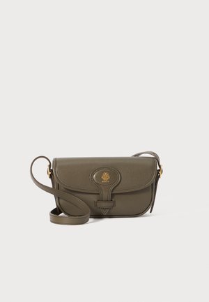 Sac bandoulière en cuir vert olive avec un rabat arrondi, quincaillerie dorée et logo embossé. Doté d'une bandoulière détachable et d'une finition texturée.