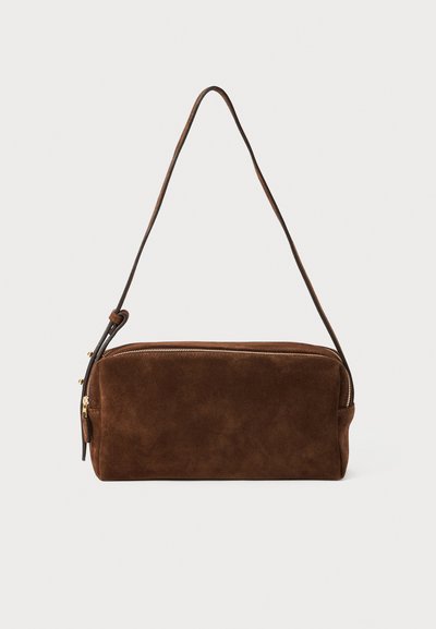 Bolso bandolera de ante marrón con una sola correa para el hombro, forma rectangular, cierre con cremallera y acentos en hardware dorado.