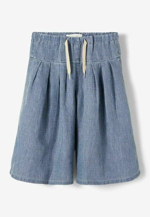 Szorty dżinsowe w jasnoniebieskim odcieniu, z fałdowanym wzorem, elastyczną talią i sznurkiem oraz teksturowanym wykończeniem materiału.