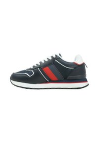 Sneaker blu navy con accenti rossi e grigi, lacci bianchi e parte superiore in pelle testurizzata. Presenta una suola intermedia bianca e una suola nera.
