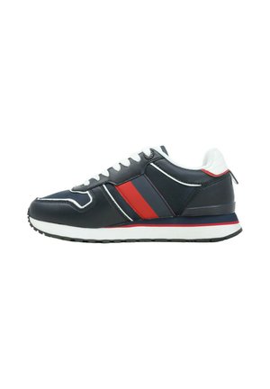Sneaker blu navy con accenti rossi e grigi, lacci bianchi e parte superiore in pelle testurizzata. Presenta una suola intermedia bianca e una suola nera.