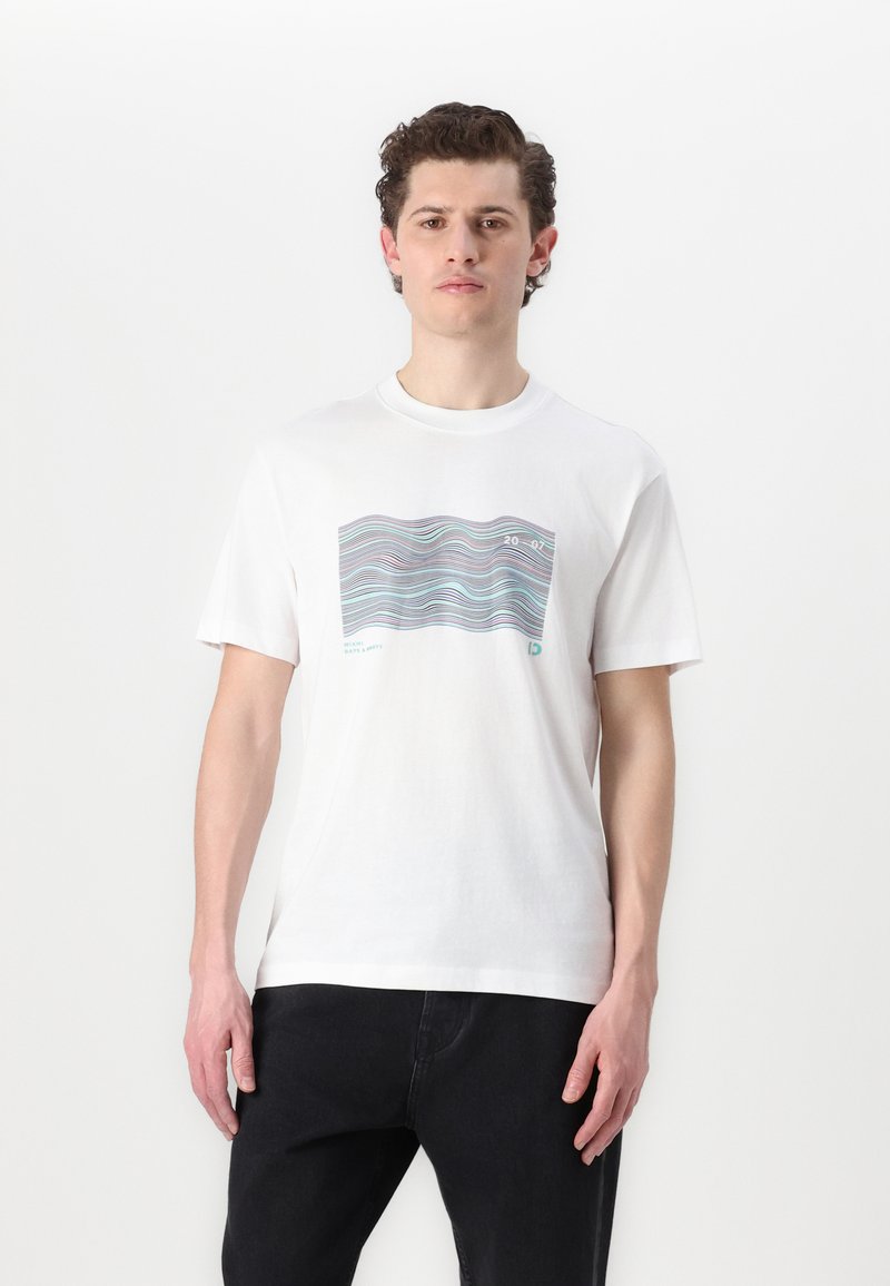 Witte katoenen t-shirt met een horizontaal golfpatroon in blauw, roze en groen. Korte mouwen en een klassiek ronde hals ontwerp.