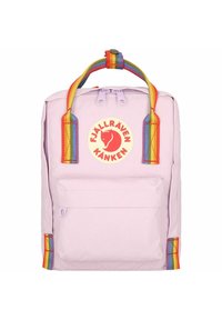 Mochila rosa claro com alças em arco-íris e um logótipo circular da Fjällräven. Apresenta um compartimento principal e um bolso frontal com zíper. Material durável.