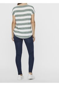 Vero Moda Camiseta estampada - green