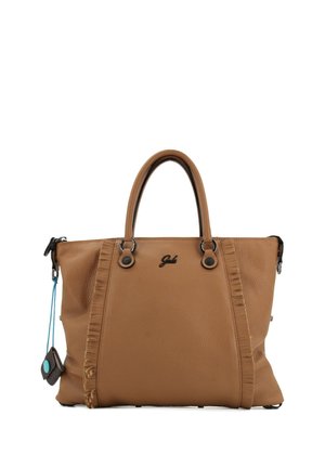 Borsa a mano in pelle marrone strutturata con doppi manici, sottile rifinitura verticale plissettata, piccolo logo nero e una targhetta pendente con accento blu sul lato.