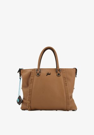 Borsa a mano in pelle marrone strutturata con doppi manici, sottile rifinitura verticale plissettata, piccolo logo nero e una targhetta pendente con accento blu sul lato.