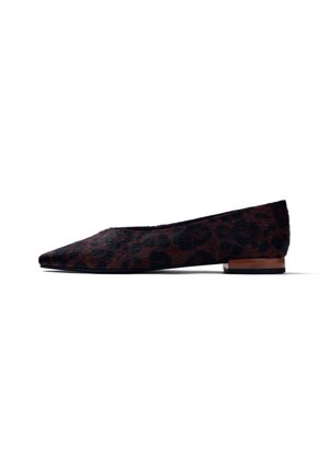 Scarpa piatta con stampa leopardata marrone e nera, con tacco basso in legno e punta affilata, mostrata di profilo su sfondo bianco.