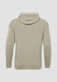 Szary hoodies z fakturowanym splotem, z prążkowanym dołem i mankietami, oraz naszywką na lewym ramieniu. Tkanina wygląda na miękką i przytulną.