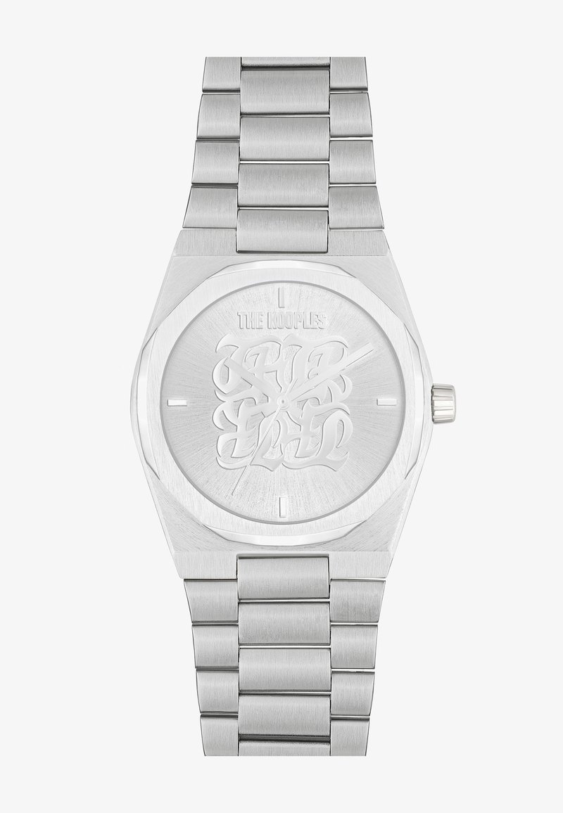 Srebrny zegarek z teksturowanym stalowym paskiem, ośmiokątną kopertą i grawerowanym cyferblatem z stylizowanym napisem. Delikatne szczotkowane wykończenie.