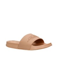 Sandale de diapositive beige clair en caoutchouc texturé, dotée d'une large sangle avec logo en relief et d'un semelle anatomique pour le confort.