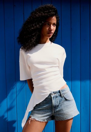 Bershka, Pantaloni scurți din denim - blue denim