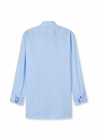 Lichtblauwe overhemd met lange mouwen en knoopmanchetten, van achteren weergegeven op een witte achtergrond.