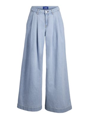 Pantalon en denim bleu clair à jambes larges avec plis à l'avant, fermeture par boutons et étiquette JJXX sur la ceinture intérieure.