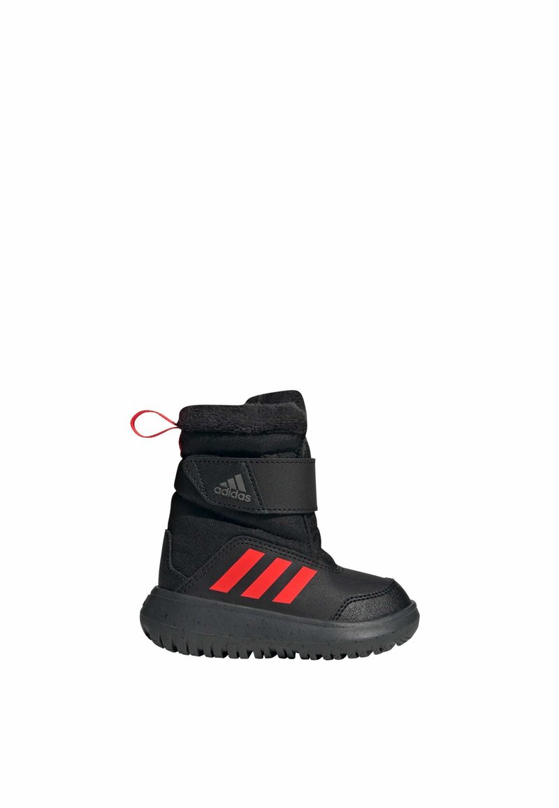Zwarte winterboot met rode accenten, voorzien van een rubberen zool, een gevoerd kraagje en een klittenbandsluiting voor een stevige pasvorm. Bovenkant van textuurstof.