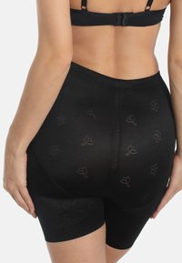 Schwarze Shapewear-Shorts mit floralem Muster in transparenter Textur, entworfen zur glättenden Silhouette, mit einer mittelhohen Taille und schmalem Bein.
