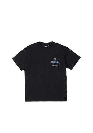 Černé bavlněné tričko s krátkým rukávem a kulatým výstřihem. Na levé straně hrudi má modrý grafický design a štítek na dolní straně.