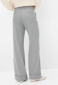 Grijze gestreepte wijde broek met een omslagzoom, gemaakt van een gestructureerde stof. Bevat twee achterzakken en een subtiele merkimprint.