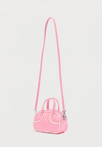 Ροζ γυναικεία τσάντα με γυαλιστερό, πατινέ φινίρισμα, στρογγυλεμένο σχήμα, διπλές κορυφαίες λαβές, μακρύ ρυθμιζόμενο λουράκι και αντίθετες λευκές λεπτομέρειες ραφής.