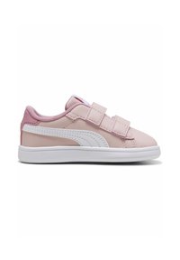 Baskets synthétiques roses avec une texture douce, accents blancs et double bande Velcro. Bout arrondi, semelle plate blanche et branding subtil.