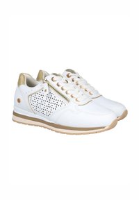 Zapatillas blancas con acentos dorados, que presentan un diseño perforado, cierre con cordones y cremallera lateral. Suela de goma y panel de talón texturizado.