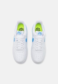 Nike Sportswear AIR FORCE 1 - Tenisice - white/university blue/white/volt/black