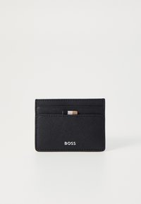 Carteira preta feita de material texturizado, com múltiplos slots para cartões e um detalhe em metal. Logotipo "BOSS" exibido na frente.