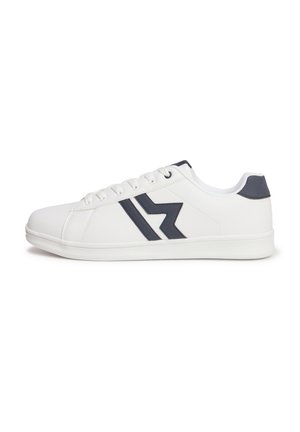 Baskets blanches avec une tige synthétique lisse, des accents bleu marine, un bout rond et une semelle en caoutchouc texturée avec un design à lacets.