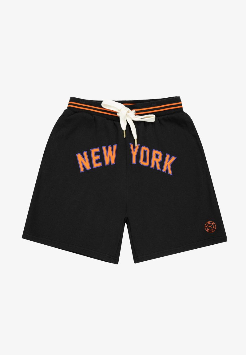 Pantaloni corti neri in cotone con cintura a righe arancione, cordoncino bianco e la scritta "NEW YORK" stampata in arancione e blu sul davanti. Presenta tasche laterali.