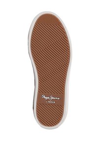 Suola di sneaker in gomma marrone con scanalature verticali e diagonali; presenta un bordo laterale bianco e il logo "Pepe Jeans London" al centro.