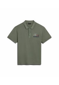 Polo shirt in cotone verde oliva con pattina a tre bottoni. Presenta testo e logo ricamati sul lato sinistro del petto. Maniche corte, vestibilità standard.