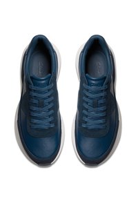 Baskets en cuir et suède bleues avec un bout rond, une semelle blanche et des lacets bleus assortis. Elles présentent une semelle intérieure rembourrée et des accents texturés.