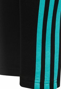 Pantalones cortos deportivos negros con tres rayas verticales turquesas a lo largo de los lados. Textura suave y ajuste entallado con detalles de costura bien terminados.