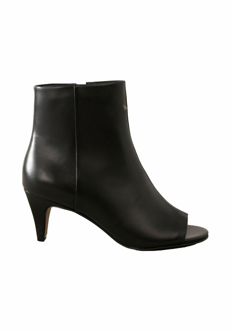 Must musta avatud varbaga ankle boots, millel on suleline siluett, kõrge konts ja sile viimistlus. Omab minimalistlikku disaini ja nähtavaid riistvara puudumist.