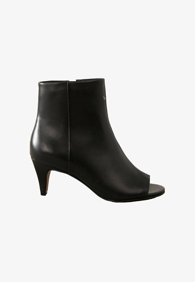Must musta avatud varbaga ankle boots, millel on suleline siluett, kõrge konts ja sile viimistlus. Omab minimalistlikku disaini ja nähtavaid riistvara puudumist.