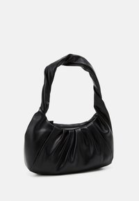 Svart läderhandväska med en tvinnad handled och veckad design. Materialet har en slät textur och en rundad form.