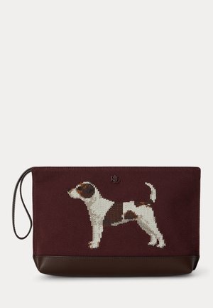 Brun rektangulær pung med håndledsrem, med et broderet motiv af en stående hvid og brun hund på forsiden.