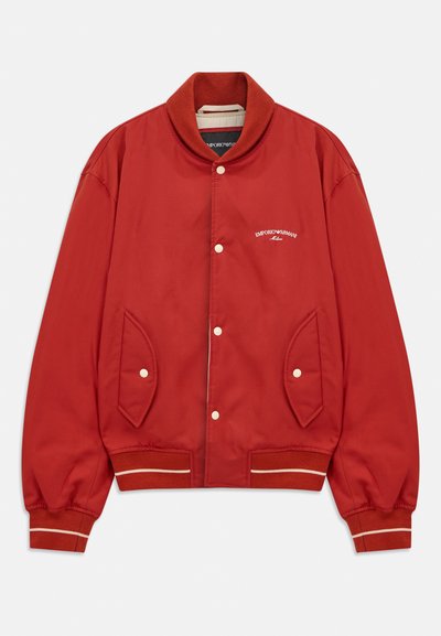 Piros bomber dzseki gombos elülső résszel, bordás gallérral és mandzsettákkal, oldalsó zsebekkel és fehér Emporio Armani Milano logóval a mellkason.